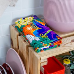 Torchon Pylones Bouquet plié sur plan de travail. Pratique et décoratif pour la cuisine.