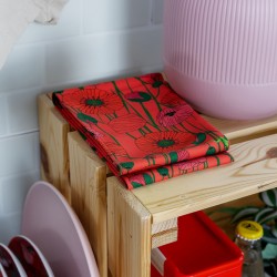 Torchon Pylones Coquelicots plié sur plan de travail. Pratique et décoratif pour la cuisine.