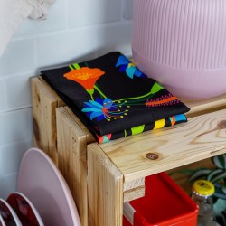 Torchon Pylones Jardin Fleuri plié sur plan de travail. Pratique et décoratif pour la cuisine.