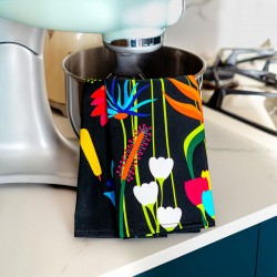 Détail du motif coloré du torchon Pylones Jardin Fleuri. Accessoire de cuisine design.