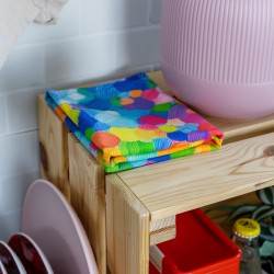 Torchon Pylones Palette plié sur plan de travail. Pratique et décoratif pour la cuisine.