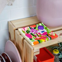 Torchon Pylones Tulipes plié sur plan de travail. Pratique et décoratif pour la cuisine.